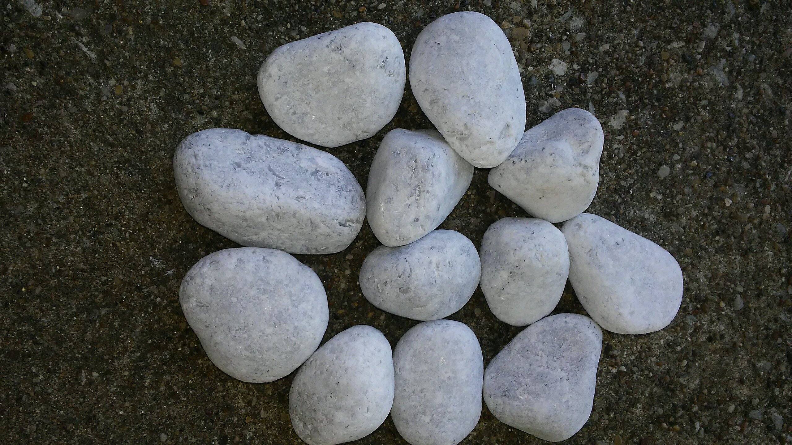 Mexican-White-Tumble-Beach-Pebble-Size-half-in-to-1-in